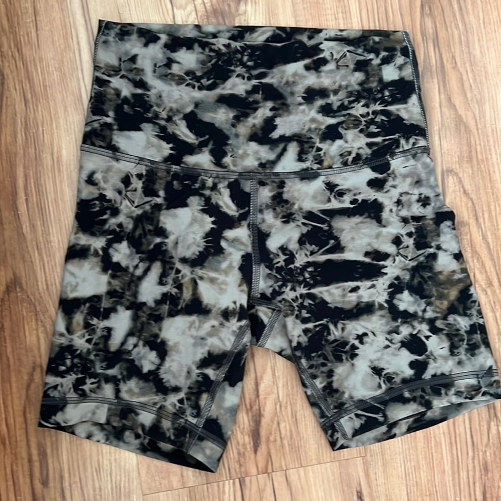 Lulu lemon wunder train shorts size 4